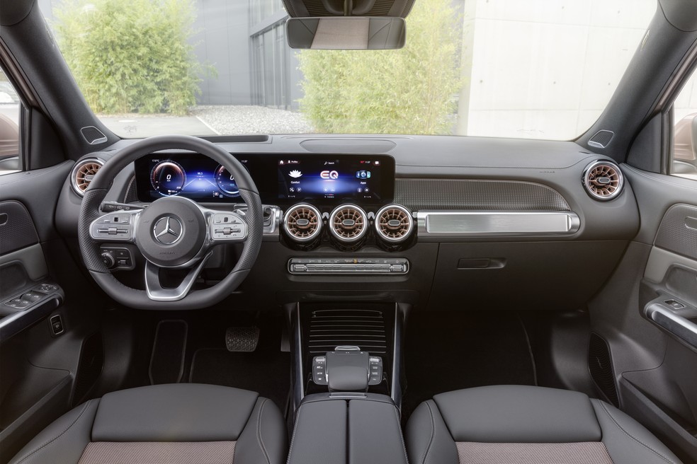 Interior do Mercedes EQB com adornos em rosé — Foto: Divulgação