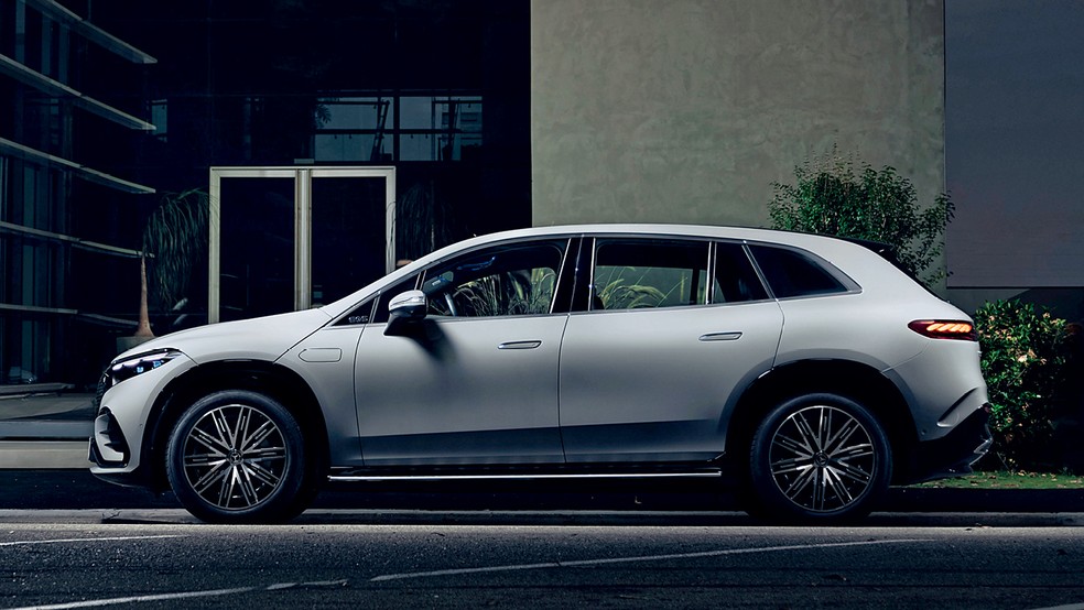 Mercedes-Benz EQS SUV tem 5,12 metros de comprimento — Foto: Fabio Aro/Auto News Brasil