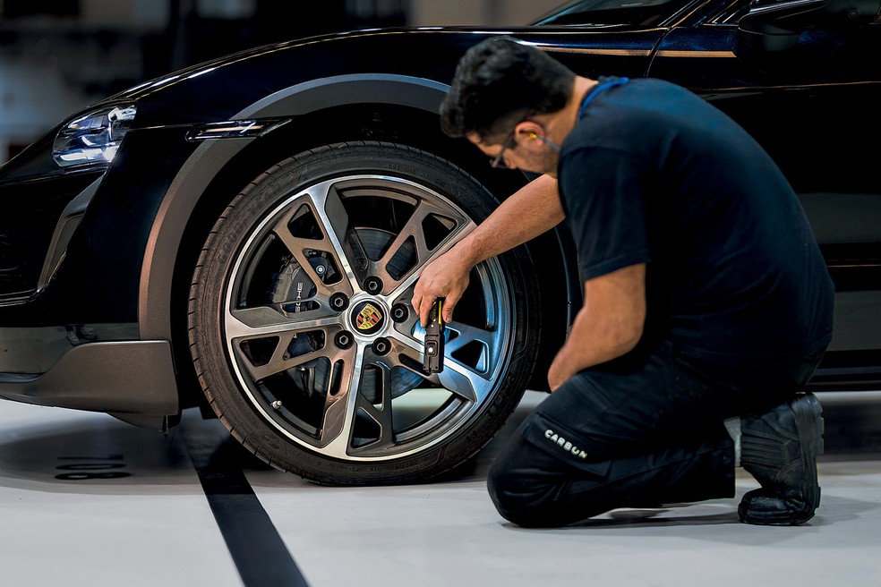Fábrica realiza testes de rodagem antes da blindagem nos carros para verificar funcionamento dos recursos de assistência ao motorista  — Foto:  Divulgação