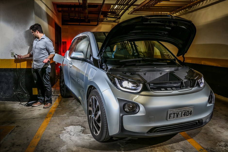 BMW i3 pode ser carregado em tomadas de 110 ou 220V 