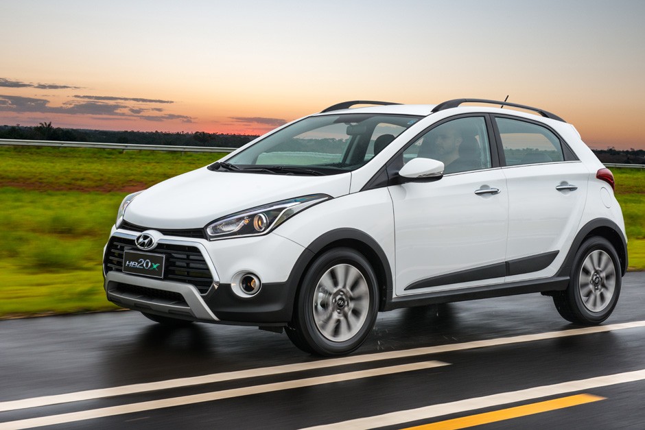 Hyundai HB20X 2016 branco em movimento