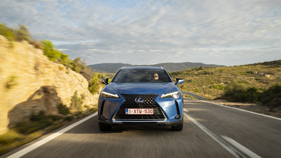 Lexus UX 300e é o primeiro elétrico da marca — Foto: Divulgação