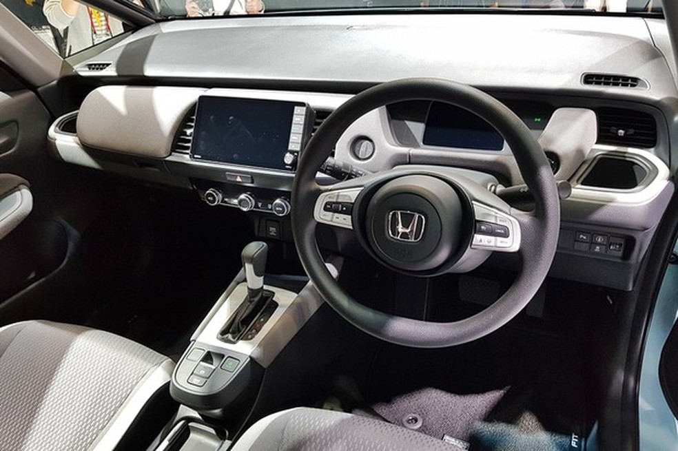 Painel traz duas telas e tem menos botões (Foto: Ulisses Cavalcante/Auto News Brasil) — Foto: Auto Esporte