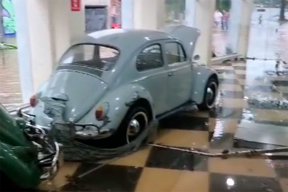 Fusca atingido pela enchente dentro de loja na zona norte; sete carros foram vendidos — Foto: Reprodução/Arquivo Pessoal