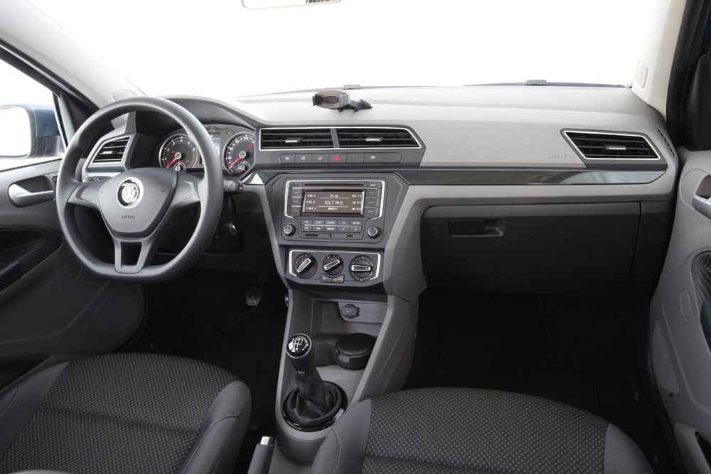Painel remete aos Volkswagen mais caros, mas as formas das portas não combinam