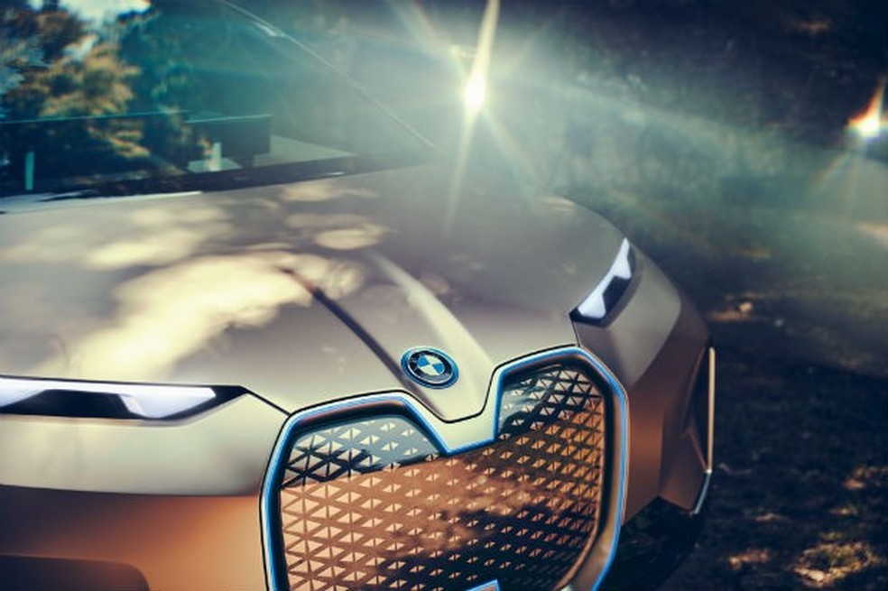BMW Vision iNext tem grades dianteiras fechadas em formato duplo rim (Foto: Divulgação) — Foto: Auto Esporte