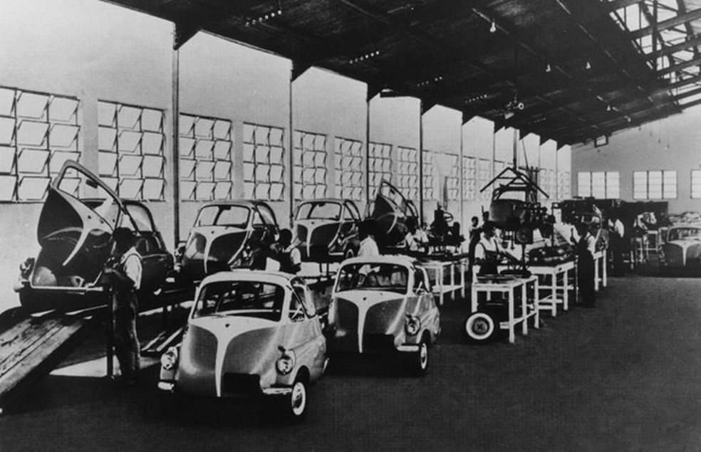Linha de produção do Romi-Isetta em Santa Bárbara D'Oeste (Foto: Arquivo do jornal O 3PWEB) — Foto: Auto Esporte