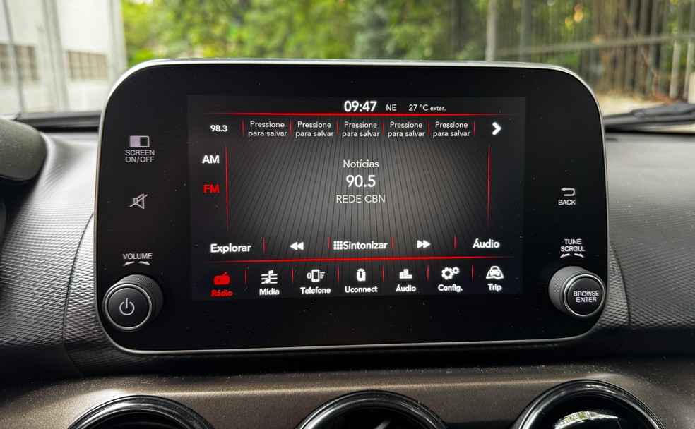 Sistema UConnect tem layout fácil de usar — Foto: André Paixão/Auto News Brasil