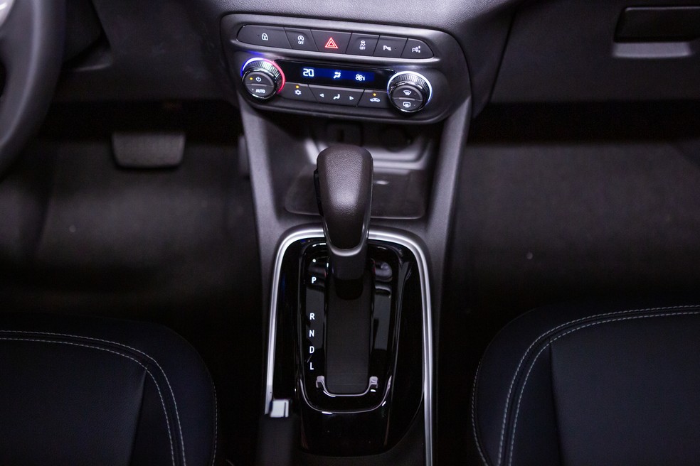 Câmbio automático do Chevrolet Tracker só permite trocas no modo L — Foto: Celso Tavares/G1