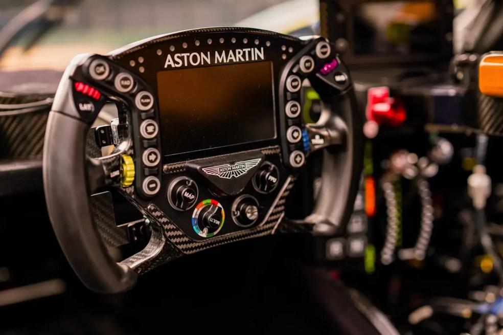 Volante foi adaptado em comparação com o modelo de Le Mans — Foto: Divulgação