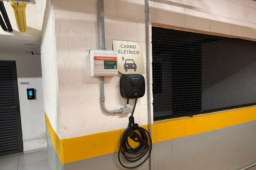 Carregador de carro elétrico em prédio