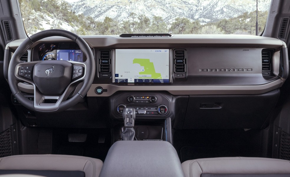 Central multimídia do Ford Bronco tem 12 polegadas e acabamento de couro ou plástico — Foto: Divulgação/Ford