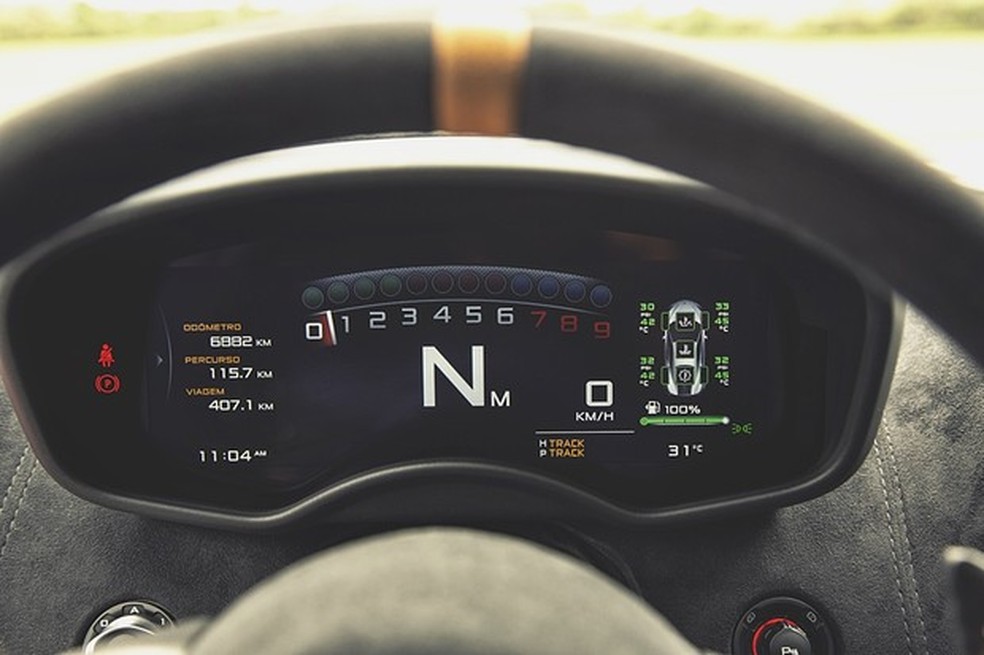 Cluster têm gráficos que lembram painel de Fórmula 1 (Foto: Fabio Aro/Auto News Brasil) — Foto: Auto Esporte
