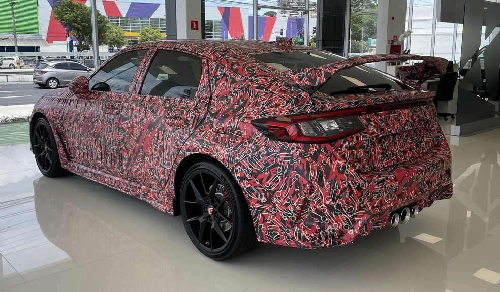 Honda Civic Type R 2023 aparece com camuflagem pesada em loja em SP; lançamento deve ser nos próximos meses — Foto: Cauê Lira/Autoesporte