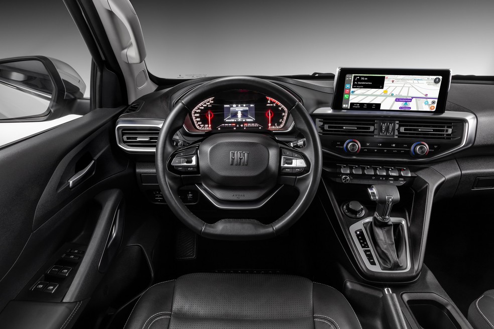 Fiat Titano tem console central traz teclas que lembram muito os carros da Peugeot — Foto: Divulgação