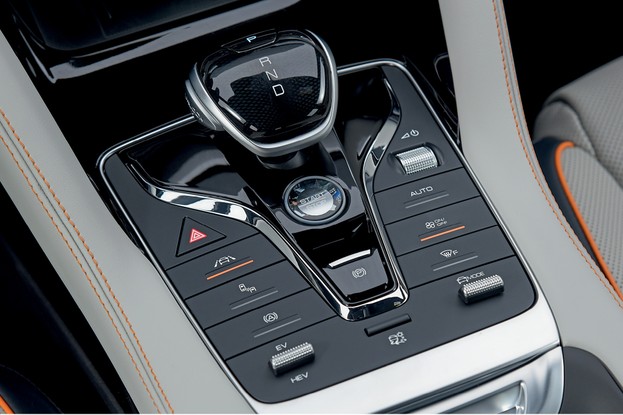 BYD Song Plus 2025 - câmbio de marchas - Song Plus é equipado com seletor de marchas no estilo joystick