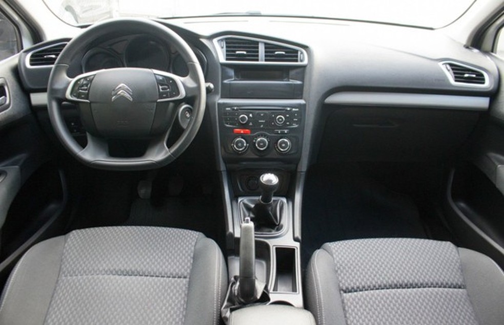Painel mais simples do Origine não tem central multimídia ou ar digital (Foto: Reprodução) — Foto: Auto Esporte