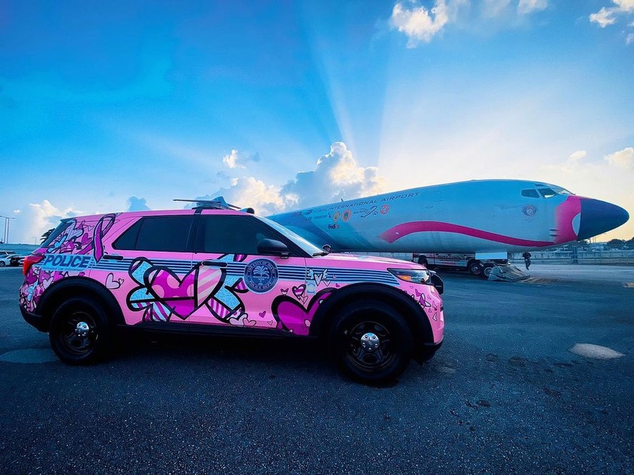 Ford Explorer envelopado com pintura de Romero Britto
