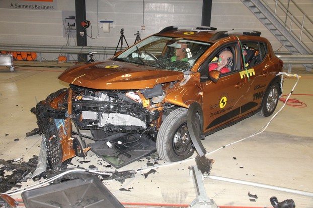 Novo Renault Sandero 2022 leva apenas duas estrelas no teste de segurança do Euro NCAP