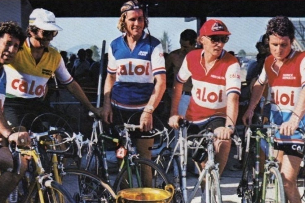 James Hunt (de azul) e Niki Lauda (de vermelho, ao lado de Hunt)  em propaganda da bicicleta brasileira Caloi (Foto: Reprodução) — Foto: Auto Esporte
