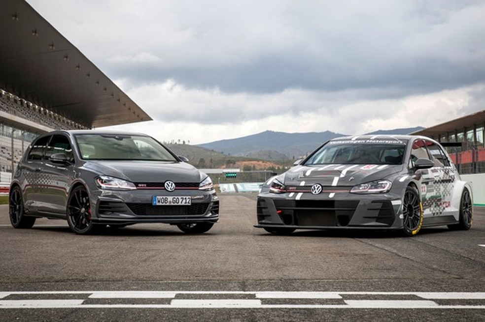 Golf GTI posa ao lado do modelo de pista da categoria TCR (Foto: Divulgação) — Foto: Auto Esporte