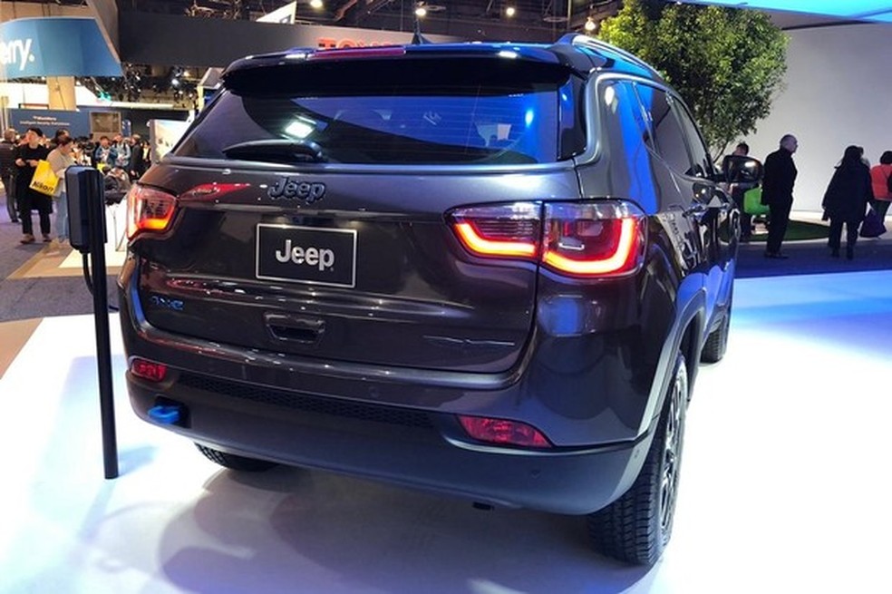 Por ser do tipo plug-in, tanto Compass quanto Renegade podem ser recarregados em tomadas convencionais (Foto: Michelle Ferreira/Auto News Brasil) — Foto: Auto Esporte