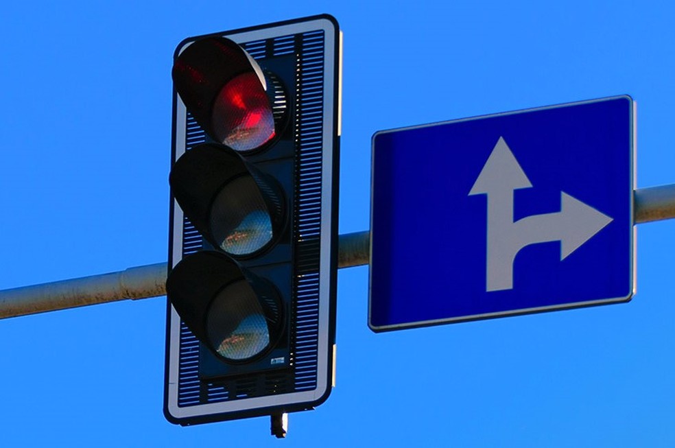 Lei de trânsito pode ser diferente entre cidades, mas radares semafóricos não são desligados — Foto: Divulgação