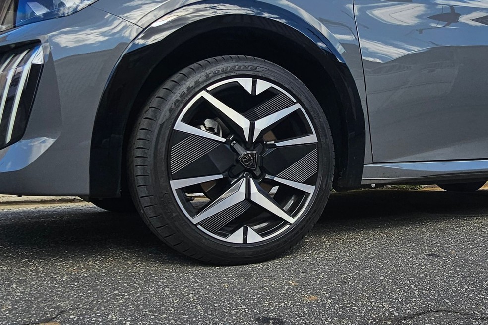 Peugeot 208 GT é equipado com rodas de 17 polegadas  — Foto: Jady Peroni/Auto News Brasil