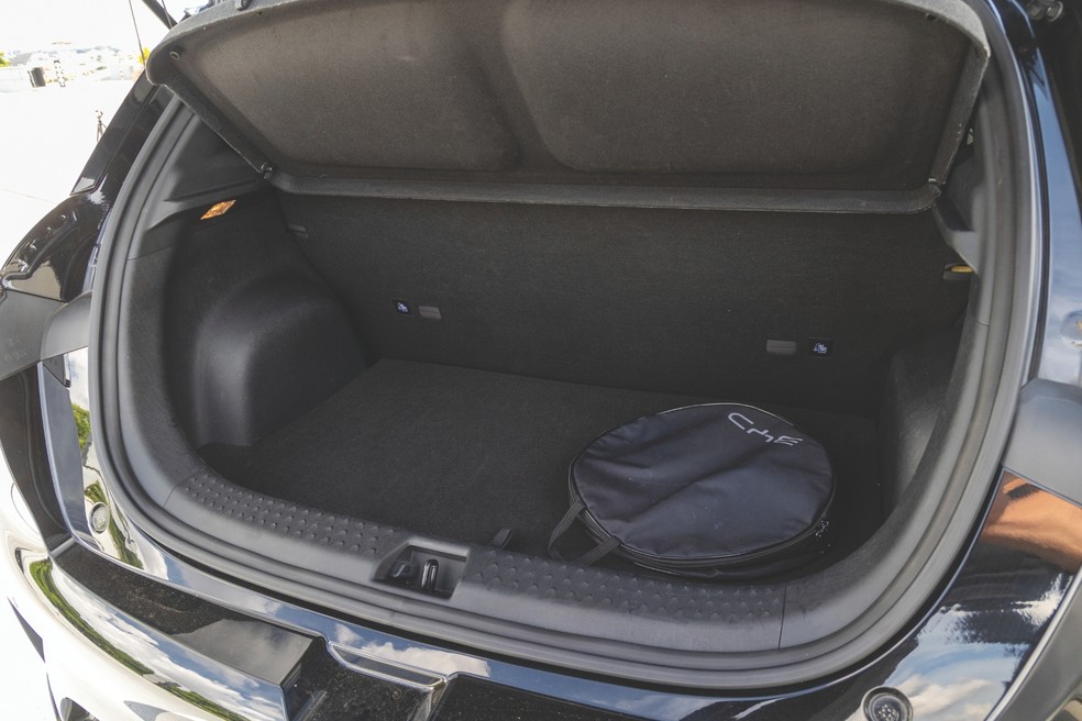BYD Dolphin GS tem porta-malas de 345 litros de capacidade — Foto: Renato Durães/Auto News Brasil