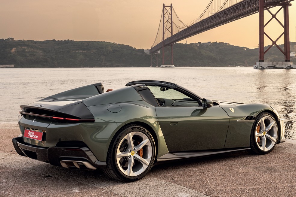 Ferrari 12Cilindri Spider tem sistema que permite ao condutor realizar curvas rápidas com perda de aderência — Foto: Divulgação