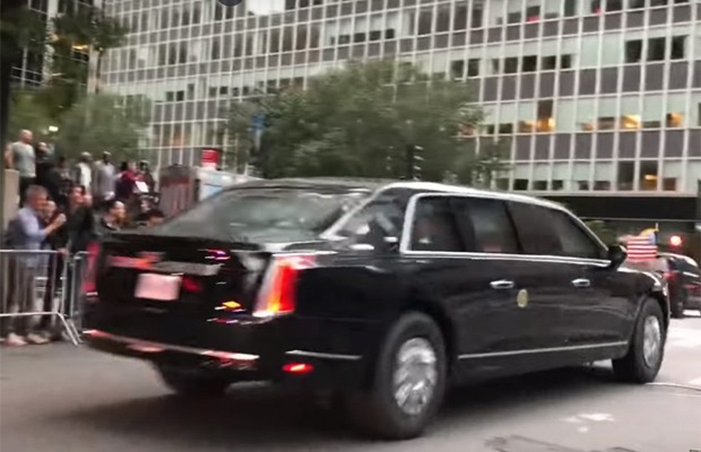 O flagra ficou um pouco tremido, mas é o novo carro do Trump (Foto: Reprodução) — Foto: Auto Esporte