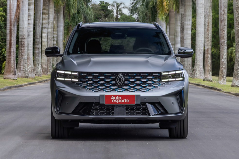 Renault Koleos 2026: grade tem detalhes em azul para reforçar a proposta de eletrificação — Foto: Divulgação/Renault