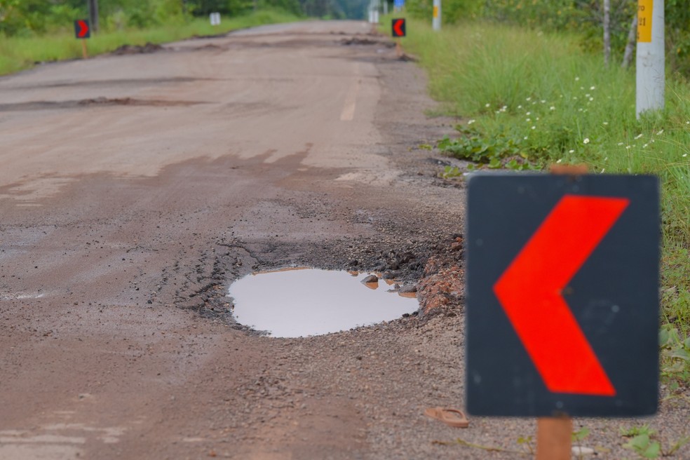 BR-319 tem placa com seta vermelha em alguns locais, sinalizando perigo — Foto: Murilo Góes/Autoesporte
