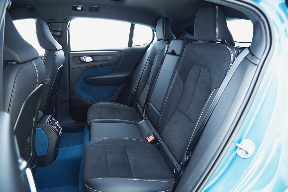 Espaço para a cabeça é limitado no Volvo C40; túnel central também impede maior conforto — Foto: Divulgação