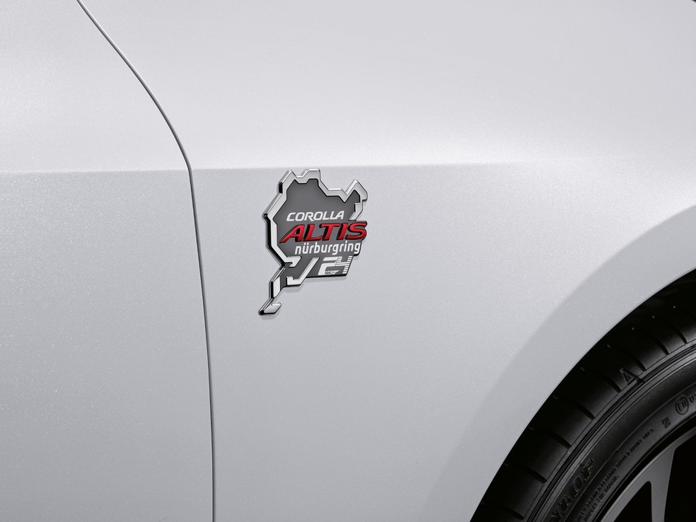 Corolla Altis Nürburgring 24h é o badge de identificação com o delineado traçado da icônica pista na Alemanha — Foto: Divulgação
