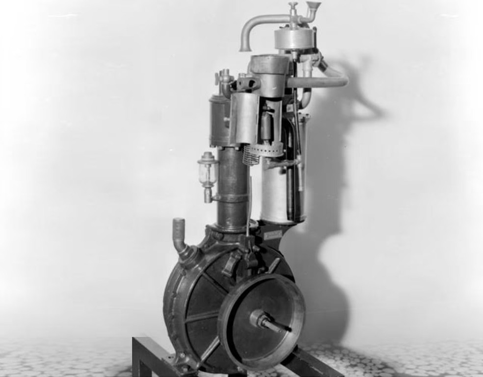 Motor criado por Gottlieb Daimler, Godfather Clock Gottlieb Daimler tinha um cilindro vertical fixo — Foto: Reprodução/Mercedes-Benz
