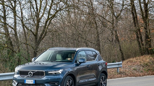 Volvo XC40 2021 chega só híbrido, com câmbio de cristal e função "pai"