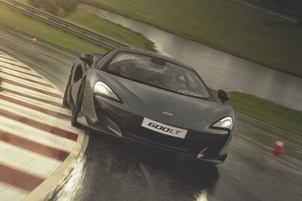 Cupê leva apenas 2,9 segundos para chegar aos 100 km/h (Foto: Fabio Aro/Auto News Brasil) — Foto: Auto Esporte