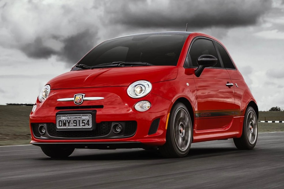 O Fiat 500 Abarth tem consumo de 10,5 km/l na cidade e cerca de 12,8 km/l na estrada, com gasolina. — Foto: Divulgação/Fiat 
