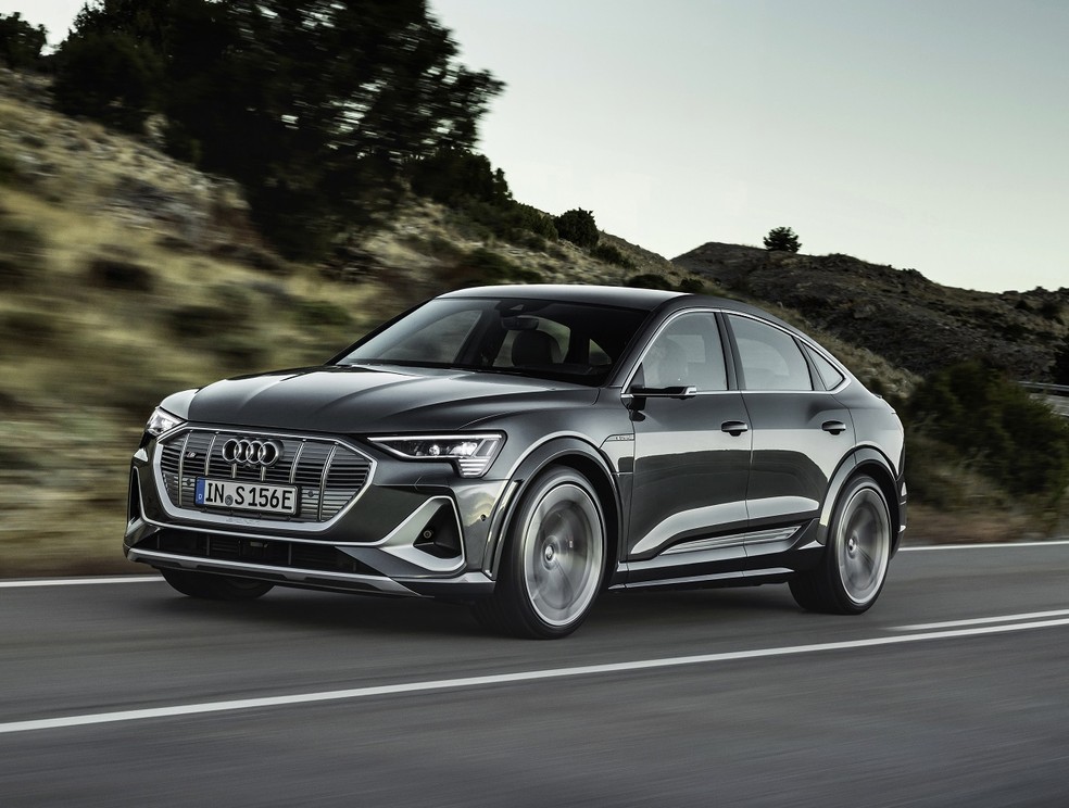 Audi e-tron S Sportback tem design mais encorpado e agressivo na versão S — Foto: Divulgação