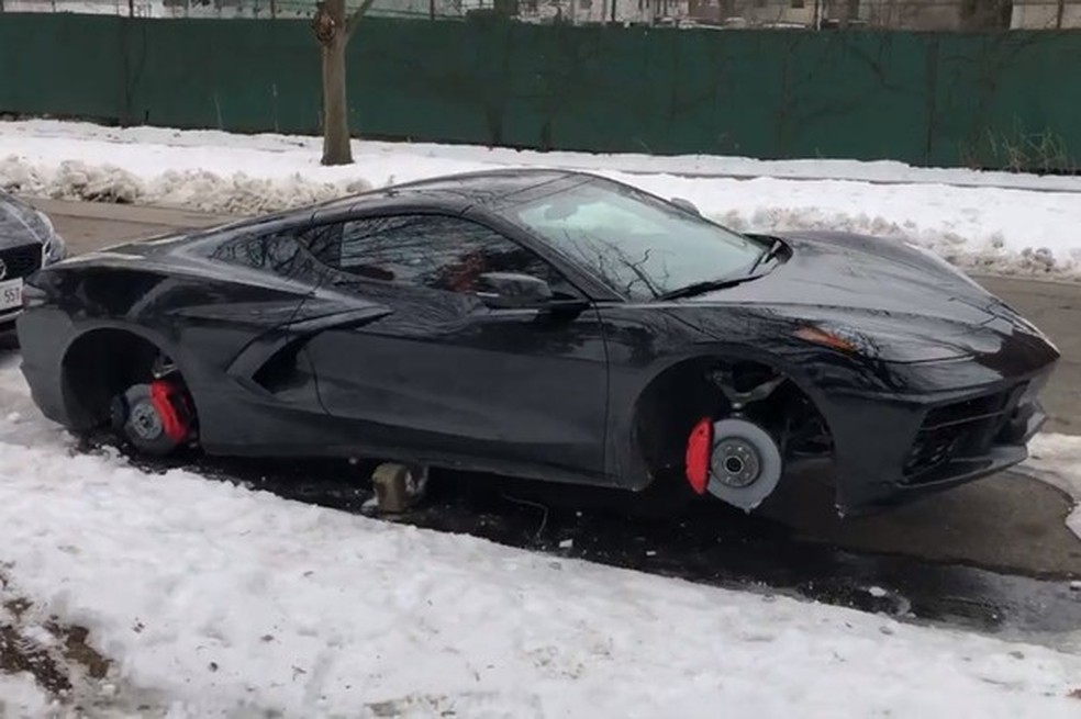 Esportivo foi deixado pelos criminosos apoiado sobre blocos (Foto: Reprodução) — Foto: Auto Esporte