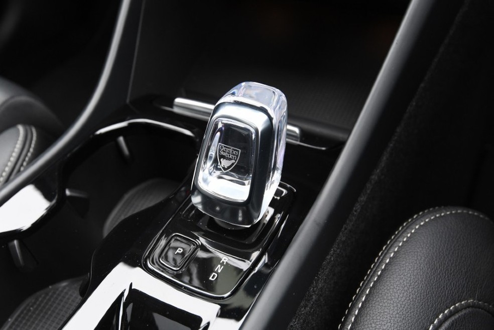 Câmbio do Volvo XC40 é produzido em parceria com a fabricante sueca de cristais Orrefors (Foto: Divulgação/Volvo) — Foto: Auto Esporte