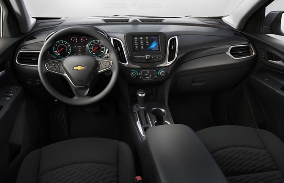 Bancos de tecido e central mais simples caracterizam o Equinox LT americano (Foto: Divulgação) — Foto: Auto Esporte