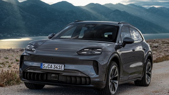 Novo Porsche Cayenne elétrico tem 1.156 cv e carrega sem fio como celular