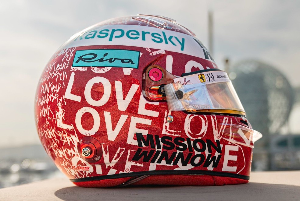 Piloto natural de Monte Carlos usa capacete com o tradicional vermelho da Ferrari — Foto: Reprodução/Twitter