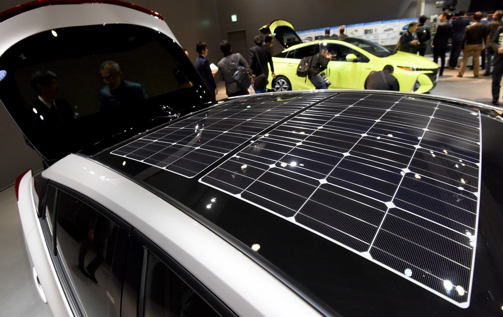 Toyota Prius PHV tem opção com recarregador solar no teto — Foto: TORU YAMANAKA / AFP