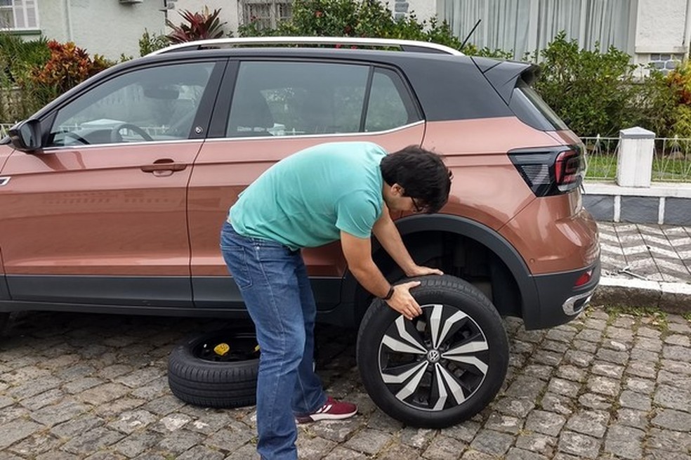 Ao remover a roda, cuidado para que ela não caia sobre o disco (ou tambor) de freio (Foto: Allyne Antoni) — Foto: Auto Esporte
