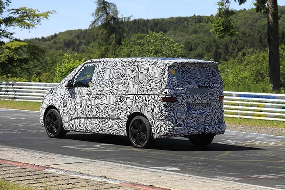 Criada para substituir a Kombi no ramo de furgões, a T7 ganha uma nova geração (Foto: Automedia ) — Foto: Auto Esporte