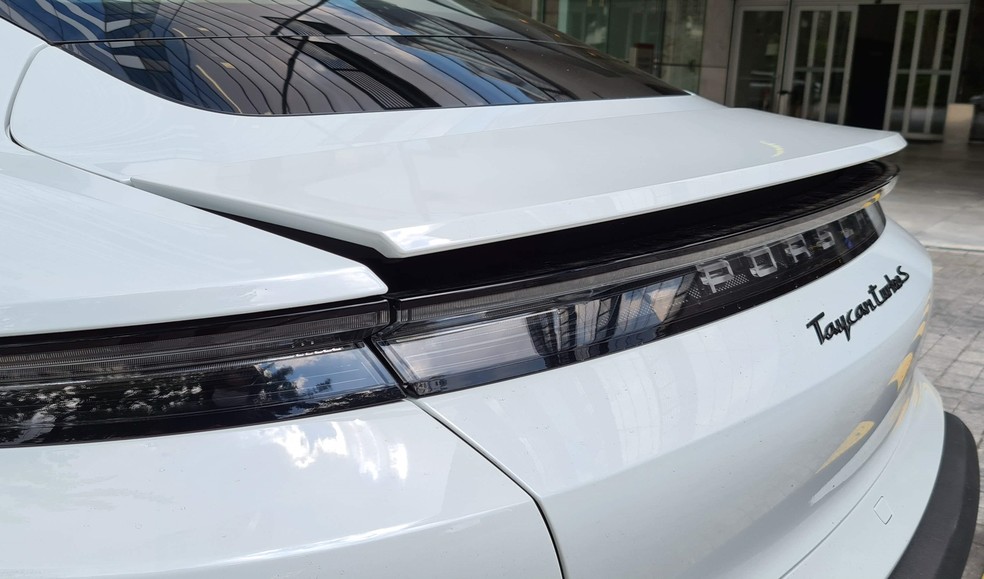 Nem adianta forçar: esse é o máximo que dá para levantar o aerofólio do Taycan na hora de estacionar — Foto: Divulgação
