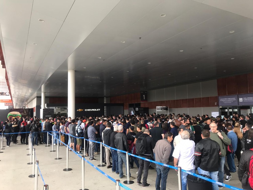 Fila para entrar no primeiro dia do Salão de SP 2018 — Foto: André Paixão/G1